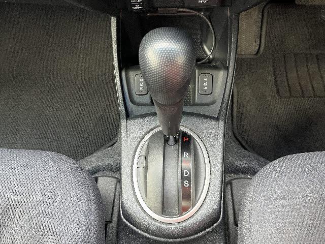 フィットハイブリッド ナビプレミアムセレクション　純正ＨＤＤナビ　ワンセグＴＶ　バックカメラ　シートヒーター　ＨＩＤヘッドライト　キーフリー　純正１５インチアルミ　ＤＶＤ再生　パドルシフト　ビルトインＥＴＣ　Ｂｌｕｅｔｏｏｔｈ　フォグランプ（16枚目）