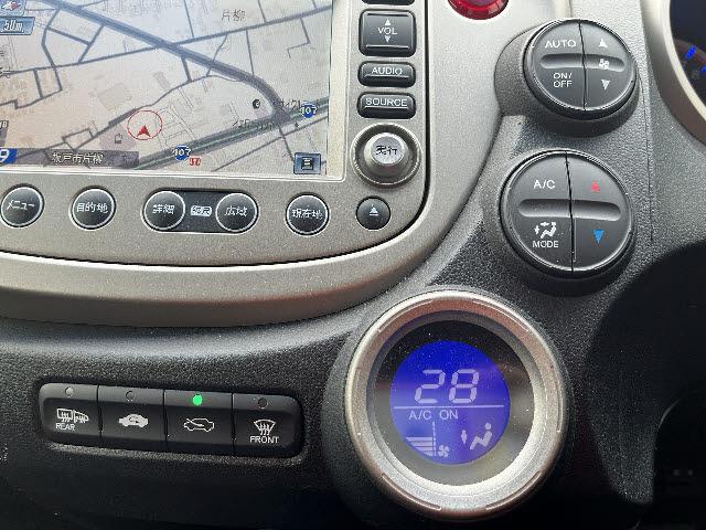 フィットハイブリッド ナビプレミアムセレクション　純正ＨＤＤナビ　ワンセグＴＶ　バックカメラ　シートヒーター　ＨＩＤヘッドライト　キーフリー　純正１５インチアルミ　ＤＶＤ再生　パドルシフト　ビルトインＥＴＣ　Ｂｌｕｅｔｏｏｔｈ　フォグランプ（17枚目）