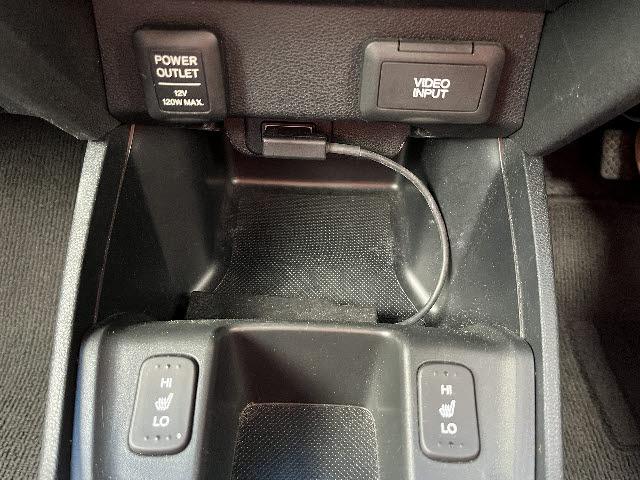 フィットハイブリッド ナビプレミアムセレクション　純正ＨＤＤナビ　ワンセグＴＶ　バックカメラ　シートヒーター　ＨＩＤヘッドライト　キーフリー　純正１５インチアルミ　ＤＶＤ再生　パドルシフト　ビルトインＥＴＣ　Ｂｌｕｅｔｏｏｔｈ　フォグランプ（23枚目）