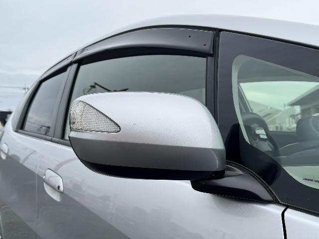 フィットハイブリッド ナビプレミアムセレクション　純正ＨＤＤナビ　ワンセグＴＶ　バックカメラ　シートヒーター　ＨＩＤヘッドライト　キーフリー　純正１５インチアルミ　ＤＶＤ再生　パドルシフト　ビルトインＥＴＣ　Ｂｌｕｅｔｏｏｔｈ　フォグランプ（25枚目）