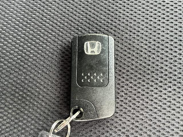 フィットハイブリッド ナビプレミアムセレクション　純正ＨＤＤナビ　ワンセグＴＶ　バックカメラ　シートヒーター　ＨＩＤヘッドライト　キーフリー　純正１５インチアルミ　ＤＶＤ再生　パドルシフト　ビルトインＥＴＣ　Ｂｌｕｅｔｏｏｔｈ　フォグランプ（26枚目）