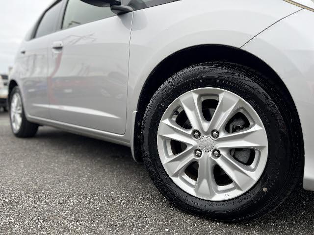 フィットハイブリッド ナビプレミアムセレクション　純正ＨＤＤナビ　ワンセグＴＶ　バックカメラ　シートヒーター　ＨＩＤヘッドライト　キーフリー　純正１５インチアルミ　ＤＶＤ再生　パドルシフト　ビルトインＥＴＣ　Ｂｌｕｅｔｏｏｔｈ　フォグランプ（27枚目）