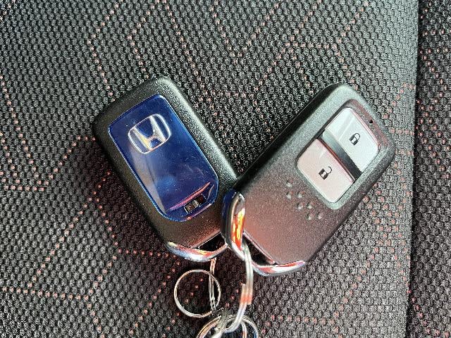 フィットハイブリッド Ｓパッケージ　純正メモリーナビ　フルセグＴＶ　バックカメラ　プッシュスタート　キーフリー　ＤＶＤ再生　Ｂｌｕｅｔｏｏｔｈ　ドラレコ　純正アルミ（26枚目）