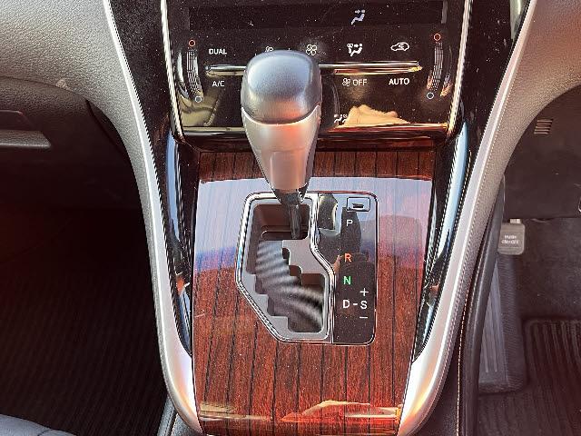 ハリアーハイブリッド プレミアム　アドバンスドパッケージ　４ＷＤ　ＪＢＬサウンドシステム　純正９インチナビ　全方位カメラ　ウッドコンビステアリング　クルーズコントロール　ビルトインＥＴＣ　パワーバックドア　走行中ＴＶ視聴可　オートハイビーム　クリアランスソナ（16枚目）