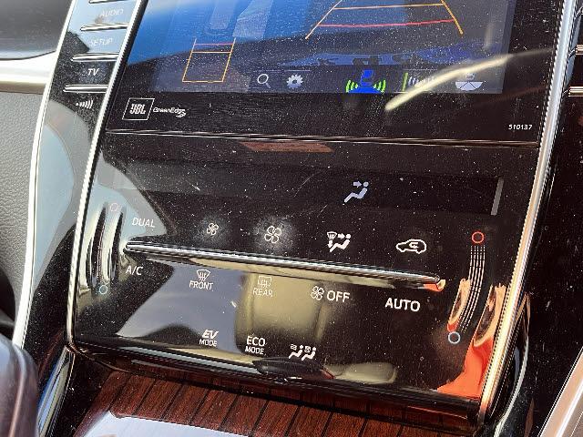 ハリアーハイブリッド プレミアム　アドバンスドパッケージ　４ＷＤ　ＪＢＬサウンドシステム　純正９インチナビ　全方位カメラ　ウッドコンビステアリング　クルーズコントロール　ビルトインＥＴＣ　パワーバックドア　走行中ＴＶ視聴可　オートハイビーム　クリアランスソナ（17枚目）