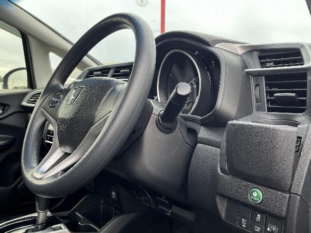 内装はルームクリーニング（室内清掃）後の納車となります♪♪　外装ももちろん磨き後の納車となります！！　プロスタッフがまごころ込めて仕上げます！！