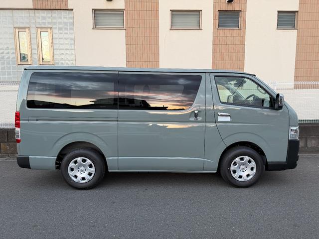 ハイエースバン ロングスーパーGL 登録済未使用車 アースカラーパッケージ 両側パワースライドドア パノラミックビューモニター デジタルインナーミラー LEDヘッドライト 20周年記念スカッフプレート 助手席エアバッグ付 スマートキー(2枚目)