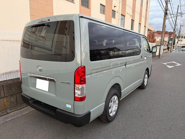 ハイエースバン ロングスーパーGL 登録済未使用車 アースカラーパッケージ 両側パワースライドドア パノラミックビューモニター デジタルインナーミラー LEDヘッドライト 20周年記念スカッフプレート 助手席エアバッグ付 スマートキー(3枚目)