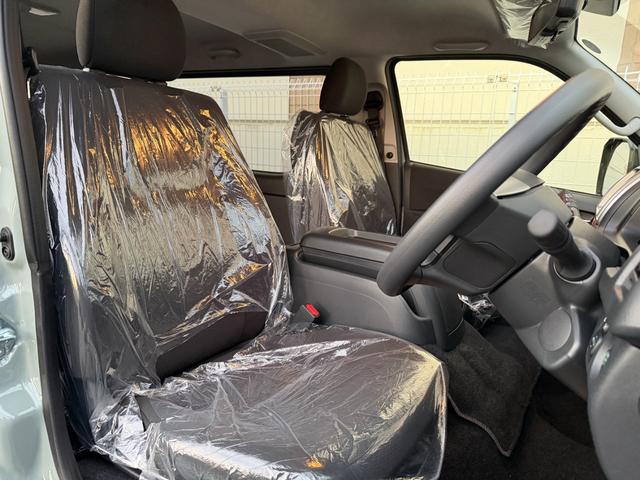 ハイエースバン ロングスーパーGL 登録済未使用車 アースカラーパッケージ 両側パワースライドドア パノラミックビューモニター デジタルインナーミラー LEDヘッドライト 20周年記念スカッフプレート 助手席エアバッグ付 スマートキー(17枚目)