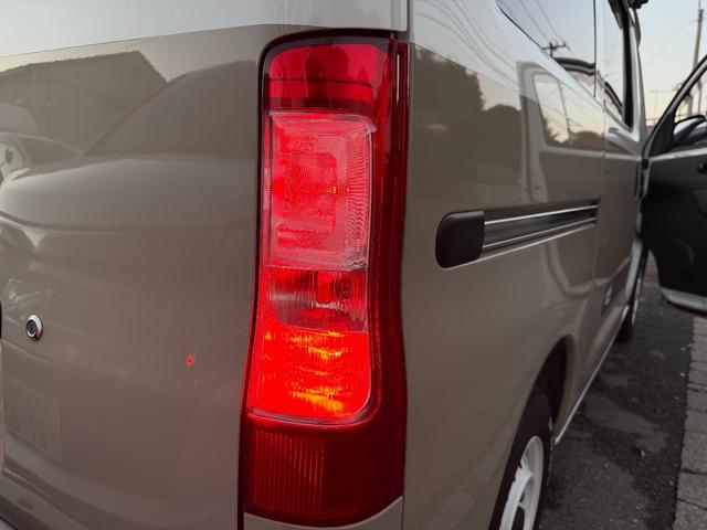 タウンエースバン ＧＬ　トヨタモビリティ神奈川キャンパーアルトピアーノ　買取直販　１オーナー　走行充電　サブバッテリー　５００Ｗインバーター　冷凍冷蔵庫　ベッド　テーブル　１０インチナビＴＶ　Ｂカメラ　ＥＴＣ　ＬＥＤライト（8枚目）