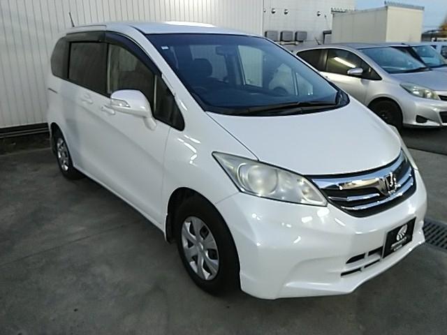 フリード G ジャストセレクション ワンオーナー キーレス フルセグ ナビ&TV エアバッグ オートマ フル装備 助手席エアバッグ HIDヘッドライト ETC バックカメラ スマートキー(6枚目)