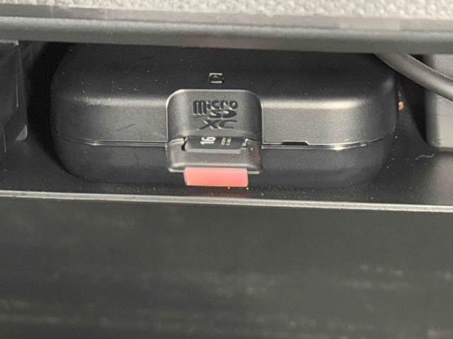 純正ドライブレコーダー付きでナビと連動し、事故直後の映像がその場でナビ画面で確認出来て大変便利です。