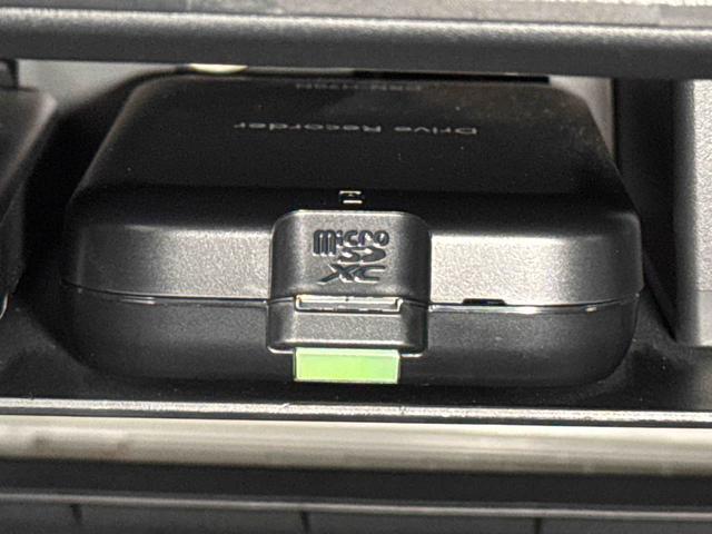 純正ドライブレコーダー付きでナビと連動し、事故直後の映像がその場でナビ画面で確認出来て大変便利です。