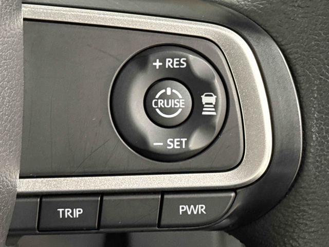 アダクティブクルーズコントロール装備で、高速道路のロングドライブも楽々です。レーンキープコントロールも装備していて、車線のセンターを走るように、ハンドル操作をサポートします。