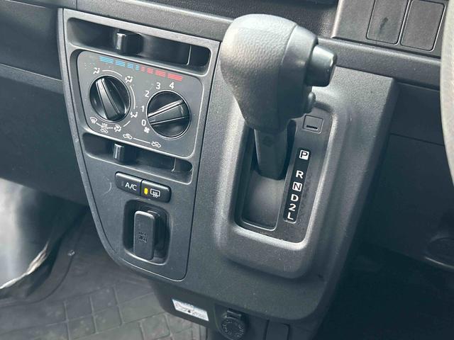 ハイゼットカーゴ デラックス　ＥＴＣ車載器　リヤベンチシート　保証　まごころ保証　１年間・走行距離無制限付き　リヤベンチシート　前席パワーウインドウ　キーレスエントリー　ＥＴＣ車載器　リヤソナーセンサー　ＡＭ／ＦＭラジオ　エアコン（6枚目）