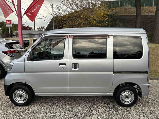 ハイゼットカーゴ デラックス　ＥＴＣ車載器　リヤベンチシート　保証　まごころ保証　１年間・走行距離無制限付き　リヤベンチシート　前席パワーウインドウ　キーレスエントリー　ＥＴＣ車載器　リヤソナーセンサー　ＡＭ／ＦＭラジオ　エアコン（17枚目）