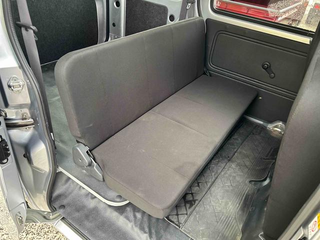 ハイゼットカーゴ デラックス　ＥＴＣ車載器　リヤベンチシート　保証　まごころ保証　１年間・走行距離無制限付き　リヤベンチシート　前席パワーウインドウ　キーレスエントリー　ＥＴＣ車載器　リヤソナーセンサー　ＡＭ／ＦＭラジオ　エアコン（24枚目）
