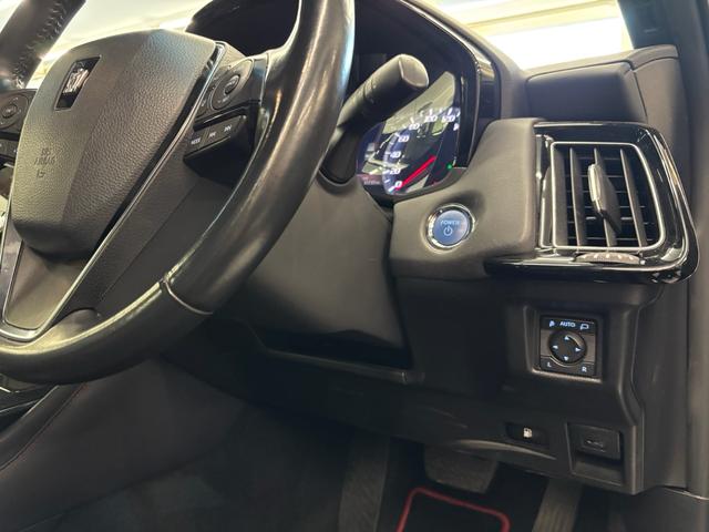 クラウンハイブリッド ＲＳ　リミテッド　ＬＥＤヘッドライト　サイドエアバッグ　１オーナー　盗難防止システム　Ｐシート　Ｂカメラ　エアバッグ　ＤＶＤ　ＡＢＳ　クルーズコントロール　キーレス　フルセグ　スマートキー　アルミホイール　メモリーナビ（4枚目）