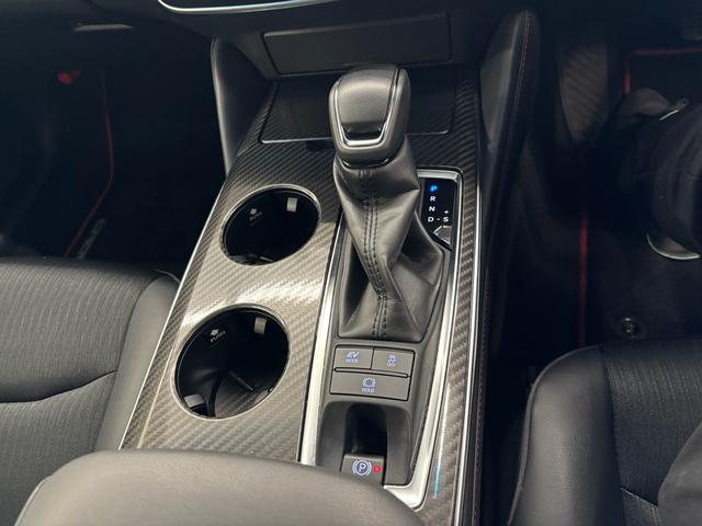 クラウンハイブリッド ＲＳ　リミテッド　ＬＥＤヘッドライト　サイドエアバッグ　１オーナー　盗難防止システム　Ｐシート　Ｂカメラ　エアバッグ　ＤＶＤ　ＡＢＳ　クルーズコントロール　キーレス　フルセグ　スマートキー　アルミホイール　メモリーナビ（10枚目）