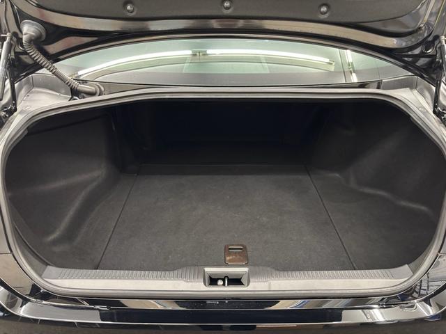 クラウンハイブリッド ＲＳ　リミテッド　ＬＥＤヘッドライト　サイドエアバッグ　１オーナー　盗難防止システム　Ｐシート　Ｂカメラ　エアバッグ　ＤＶＤ　ＡＢＳ　クルーズコントロール　キーレス　フルセグ　スマートキー　アルミホイール　メモリーナビ（22枚目）