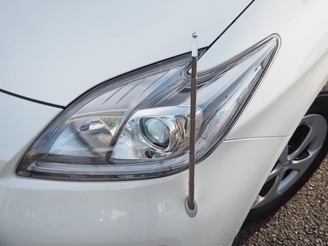 プリウス Ｓ　ホワイトパールクリスタルシャイン　純正ナビＴＶ　ＣＤ／ＤＶＤ　Ｂｌｕｅｔｏｏｔｈ　バックカメラ　ＥＴＣ　毎年ディーラー点検記録簿　電動コーナーポール　取説　スペアキー　ＨＩＤ　踏み違い加速抑制システム（8枚目）