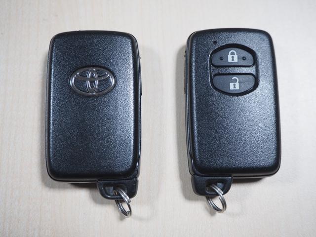 プリウス Ｓ　ホワイトパールクリスタルシャイン　純正ナビＴＶ　ＣＤ／ＤＶＤ　Ｂｌｕｅｔｏｏｔｈ　バックカメラ　ＥＴＣ　毎年ディーラー点検記録簿　電動コーナーポール　取説　スペアキー　ＨＩＤ　踏み違い加速抑制システム（13枚目）