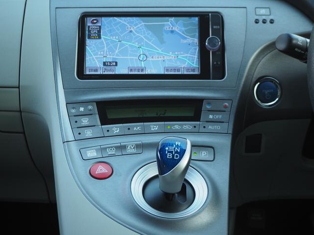 プリウス Ｓ　ホワイトパールクリスタルシャイン　純正ナビＴＶ　ＣＤ／ＤＶＤ　Ｂｌｕｅｔｏｏｔｈ　バックカメラ　ＥＴＣ　毎年ディーラー点検記録簿　電動コーナーポール　取説　スペアキー　ＨＩＤ　踏み違い加速抑制システム（26枚目）