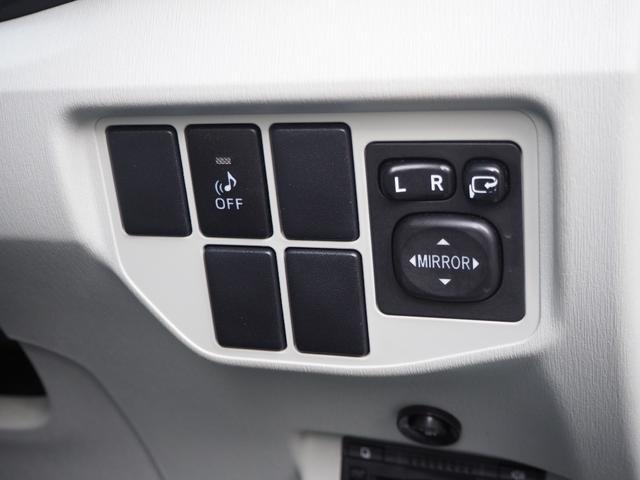 プリウス Ｓ　ホワイトパールクリスタルシャイン　純正ナビＴＶ　ＣＤ／ＤＶＤ　Ｂｌｕｅｔｏｏｔｈ　バックカメラ　ＥＴＣ　毎年ディーラー点検記録簿　電動コーナーポール　取説　スペアキー　ＨＩＤ　踏み違い加速抑制システム（31枚目）