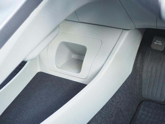 プリウス Ｓ　ホワイトパールクリスタルシャイン　純正ナビＴＶ　ＣＤ／ＤＶＤ　Ｂｌｕｅｔｏｏｔｈ　バックカメラ　ＥＴＣ　毎年ディーラー点検記録簿　電動コーナーポール　取説　スペアキー　ＨＩＤ　踏み違い加速抑制システム（36枚目）