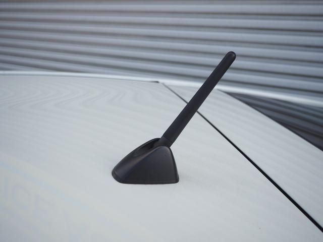 プリウス Ｓ　ホワイトパールクリスタルシャイン　純正ナビＴＶ　ＣＤ／ＤＶＤ　Ｂｌｕｅｔｏｏｔｈ　バックカメラ　ＥＴＣ　毎年ディーラー点検記録簿　電動コーナーポール　取説　スペアキー　ＨＩＤ　踏み違い加速抑制システム（64枚目）