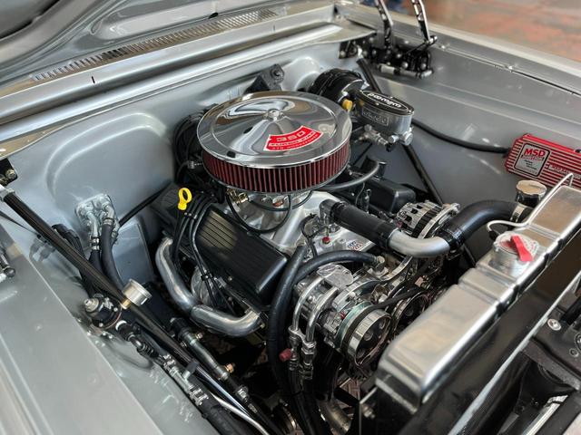 　１９６３ｙモデル　内外装フルレストア　Ｃｈｅｖｏｒｅｔ　３５０ＥＧ　ＧＭ　７００ｒ４　４　ｓｐｅｅｄ　Ｅｄｅｌｂｒｏｃｋ　ＣＡＲＢ　ＡＶＳ２　ＭＳＤ　Ｄｉｓｔｒｉｂｕｔｏｒ＆Ｃｏｉｌ(4枚目)