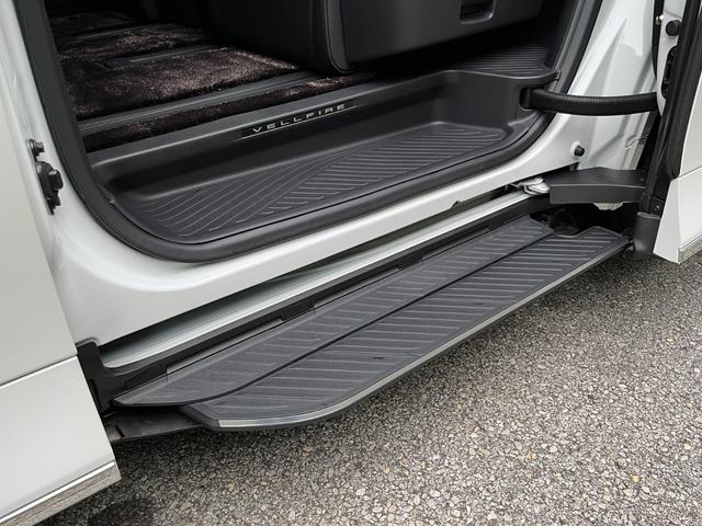 ヴェルファイアハイブリッド エグゼクティブラウンジ　登録済未使用車　ユニバーサルステップ　ブラックレザーシート　左右独立ムーンルーフ　ＪＢＬサウンドシステム　リヤエンターテイメントシステム　ヘッドアップディスプレイ　トヨタチームメイト　純正１９ＡＷ（4枚目）