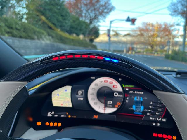 ローマスパイダー ベースグレード　ＯＰ７７９　カーボンフロントスポイラー＆リアディフューザー＆シルカバー　スポークエクゾースト　ＬＥＤカーボンステアリング　マグネライドショックアブソーバー　２０インチ鍛造ダイヤモンドカットＡＷ（6枚目）