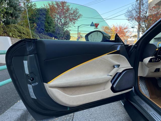 ローマスパイダー ベースグレード　ＯＰ７７９　カーボンフロントスポイラー＆リアディフューザー＆シルカバー　スポークエクゾースト　ＬＥＤカーボンステアリング　マグネライドショックアブソーバー　２０インチ鍛造ダイヤモンドカットＡＷ（16枚目）