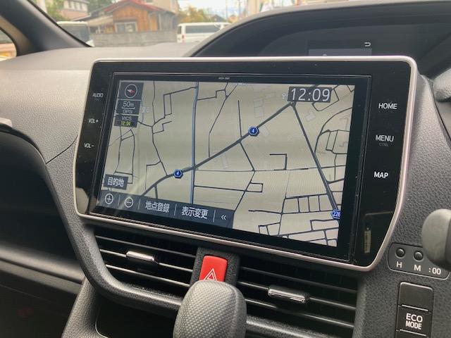 ヴォクシー Ｘ　衝突軽減　レーンキープ　障害物センサー　オートクルーズ　片側電動　ナビ　フルセグ　Ｂｌｕｅｔｏｏｔｈオーディオ　ＥＴＣ　Ｉストップ　ＬＥＤヘッドライト　スマキー　３列　ＡＢＳ　オートハイビーム（4枚目）