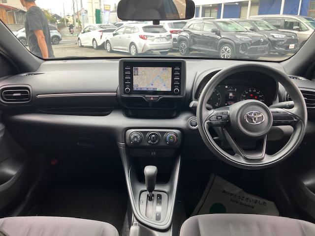 ヤリス Ｘ　衝突軽減　レーンキープ　ナビ　Ｂカメラ　Ｂｌｕｅｔｏｏｔｈオーディオ　Ｉストップ　スマキー　ＡＢＳ　電格ミラー　運転席エアバッグ　助手席エアバッグ　エアコン　パワーウィンドウ　パワーステアリング（3枚目）