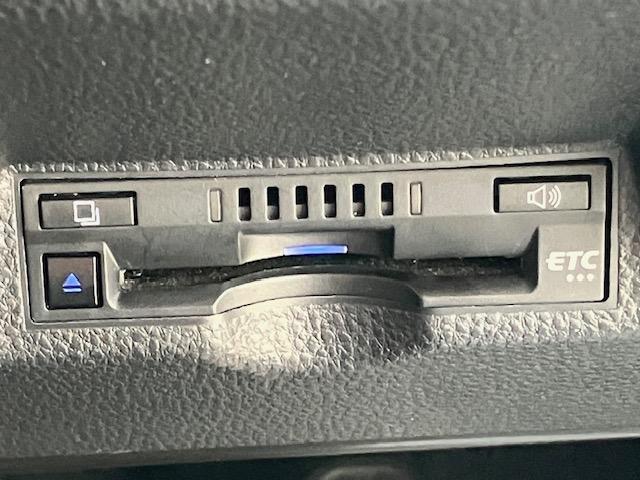 ヤリス Ｘ　衝突軽減　レーンキープ　ナビ　Ｂカメラ　Ｂｌｕｅｔｏｏｔｈオーディオ　Ｉストップ　スマキー　ＡＢＳ　電格ミラー　運転席エアバッグ　助手席エアバッグ　エアコン　パワーウィンドウ　パワーステアリング（6枚目）