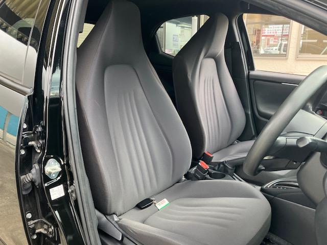 ヤリス Ｘ　衝突軽減　レーンキープ　ナビ　Ｂカメラ　Ｂｌｕｅｔｏｏｔｈオーディオ　Ｉストップ　スマキー　ＡＢＳ　電格ミラー　運転席エアバッグ　助手席エアバッグ　エアコン　パワーウィンドウ　パワーステアリング（7枚目）