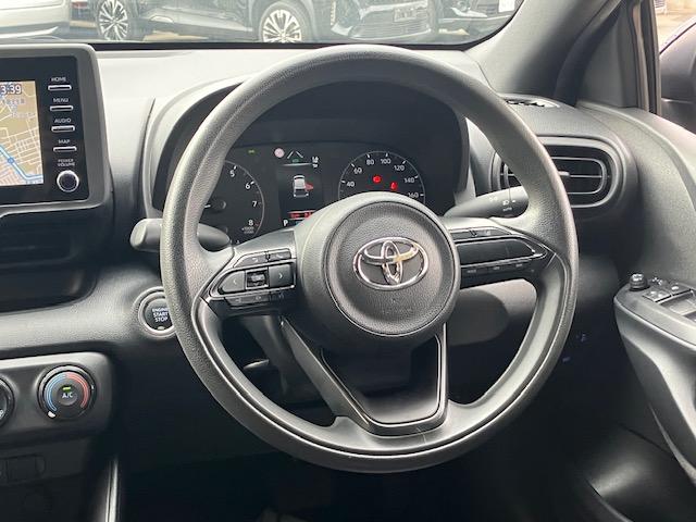 ヤリス Ｘ　衝突軽減　レーンキープ　ナビ　Ｂカメラ　Ｂｌｕｅｔｏｏｔｈオーディオ　Ｉストップ　スマキー　ＡＢＳ　電格ミラー　運転席エアバッグ　助手席エアバッグ　エアコン　パワーウィンドウ　パワーステアリング（20枚目）