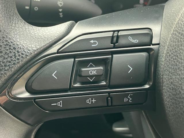 ヤリス Ｘ　衝突軽減　レーンキープ　ナビ　Ｂカメラ　Ｂｌｕｅｔｏｏｔｈオーディオ　Ｉストップ　スマキー　ＡＢＳ　電格ミラー　運転席エアバッグ　助手席エアバッグ　エアコン　パワーウィンドウ　パワーステアリング（21枚目）