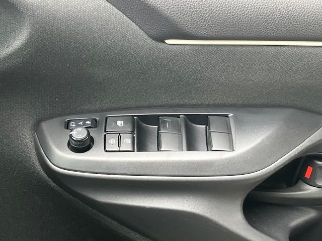 ヤリス Ｘ　衝突軽減　レーンキープ　ナビ　Ｂカメラ　Ｂｌｕｅｔｏｏｔｈオーディオ　Ｉストップ　スマキー　ＡＢＳ　電格ミラー　運転席エアバッグ　助手席エアバッグ　エアコン　パワーウィンドウ　パワーステアリング（23枚目）