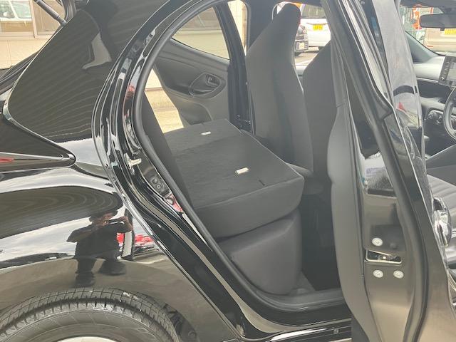 ヤリス Ｘ　衝突軽減　レーンキープ　ナビ　Ｂカメラ　Ｂｌｕｅｔｏｏｔｈオーディオ　Ｉストップ　スマキー　ＡＢＳ　電格ミラー　運転席エアバッグ　助手席エアバッグ　エアコン　パワーウィンドウ　パワーステアリング（29枚目）