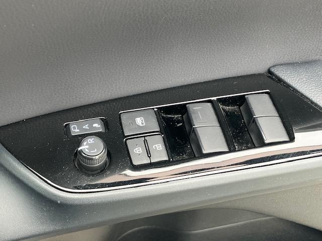 プリウス Ｓ　４ＷＤ　衝突軽減　レーンキープ　障害物センサー　アダプティブクルーズ　ワンセグ　Ｂカメラ　Ｂｌｕｅｔｏｏｔｈオーディオ　ＥＴＣ　Ｉストップ　ＬＥＤヘッドライト　スマキー　禁煙車　ＡＢＳ（38枚目）