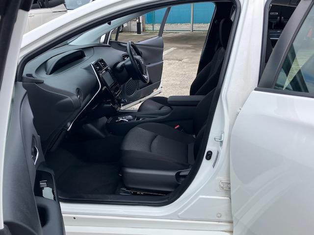 プリウス Ｓ　４ＷＤ　衝突軽減　レーンキープ　障害物センサー　アダプティブクルーズ　ワンセグ　Ｂカメラ　Ｂｌｕｅｔｏｏｔｈオーディオ　ＥＴＣ　Ｉストップ　ＬＥＤヘッドライト　スマキー　禁煙車　ＡＢＳ（39枚目）