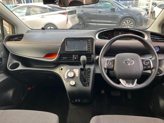 シエンタ ハイブリッド　ファンベースＸ　衝突軽減　レーンキープ　障害物センサー　片側電動　ナビ　ワンセグ　全周囲カメラ　Ｆカメラ　サイドカメラ　Ｂカメラ　Ｂｌｕｅｔｏｏｔｈオーディオ　ＥＴＣ２．０　Ｉストップ　スマキー　禁煙車　３列（3枚目）