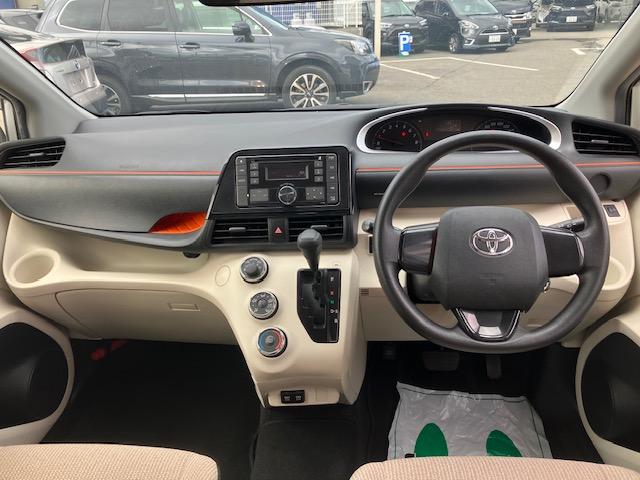 シエンタ Ｘ　片側電動　Ｉストップ　キーレス　禁煙車　ＡＢＳ　電格ミラー　ＣＤ　運転席エアバッグ　助手席エアバッグ　エアコン　パワーウィンドウ　パワーステアリング（3枚目）