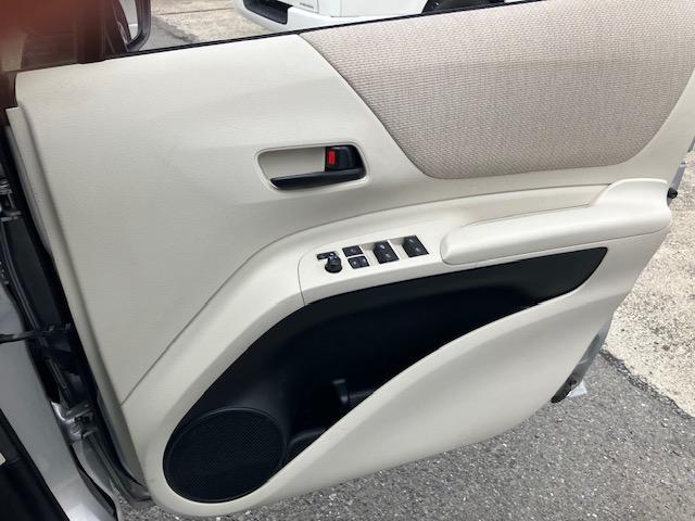 シエンタ Ｘ　片側電動　Ｉストップ　キーレス　禁煙車　ＡＢＳ　電格ミラー　ＣＤ　運転席エアバッグ　助手席エアバッグ　エアコン　パワーウィンドウ　パワーステアリング（9枚目）