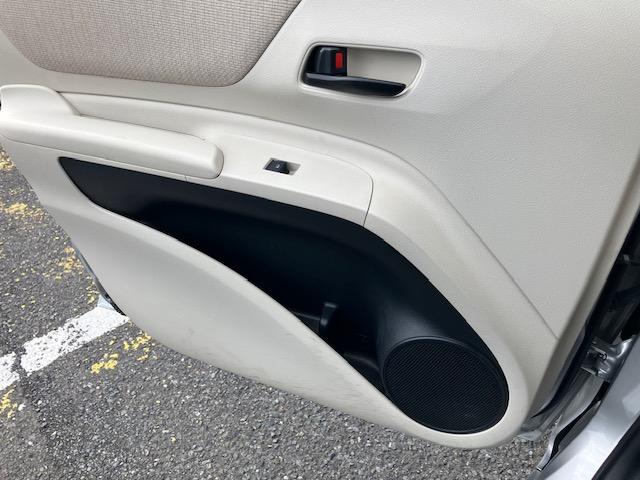 シエンタ Ｘ　片側電動　Ｉストップ　キーレス　禁煙車　ＡＢＳ　電格ミラー　ＣＤ　運転席エアバッグ　助手席エアバッグ　エアコン　パワーウィンドウ　パワーステアリング（10枚目）