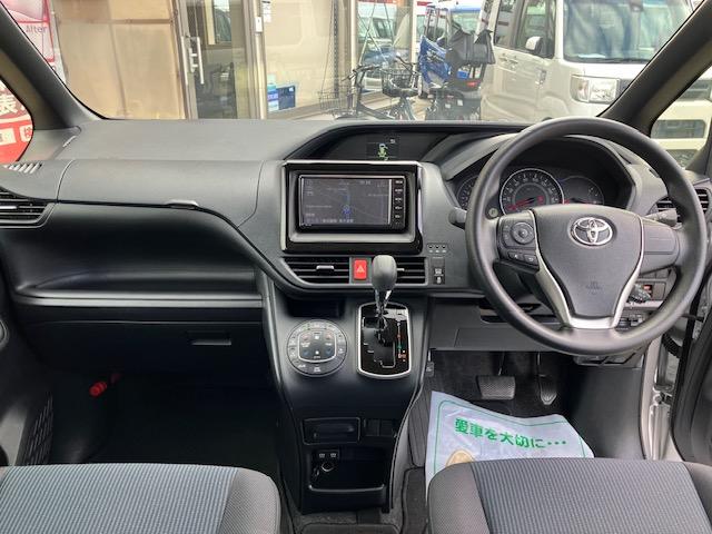 ノア X 衝突軽減 レーンキープ オートクルーズ 片側電動 ナビ フルセグ Bカメラ Bluetoothオーディオ ETC2.0 Iストップ LEDヘッドライト キーレス 禁煙車 3列 フルフラット ABS(3枚目)