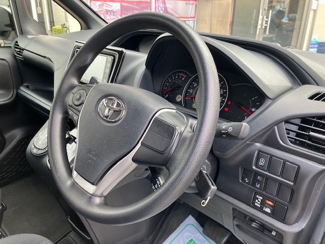 ノア X 衝突軽減 レーンキープ オートクルーズ 片側電動 ナビ フルセグ Bカメラ Bluetoothオーディオ ETC2.0 Iストップ LEDヘッドライト キーレス 禁煙車 3列 フルフラット ABS(29枚目)